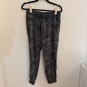 Splendid Green Camouflage Joggers in Size Small